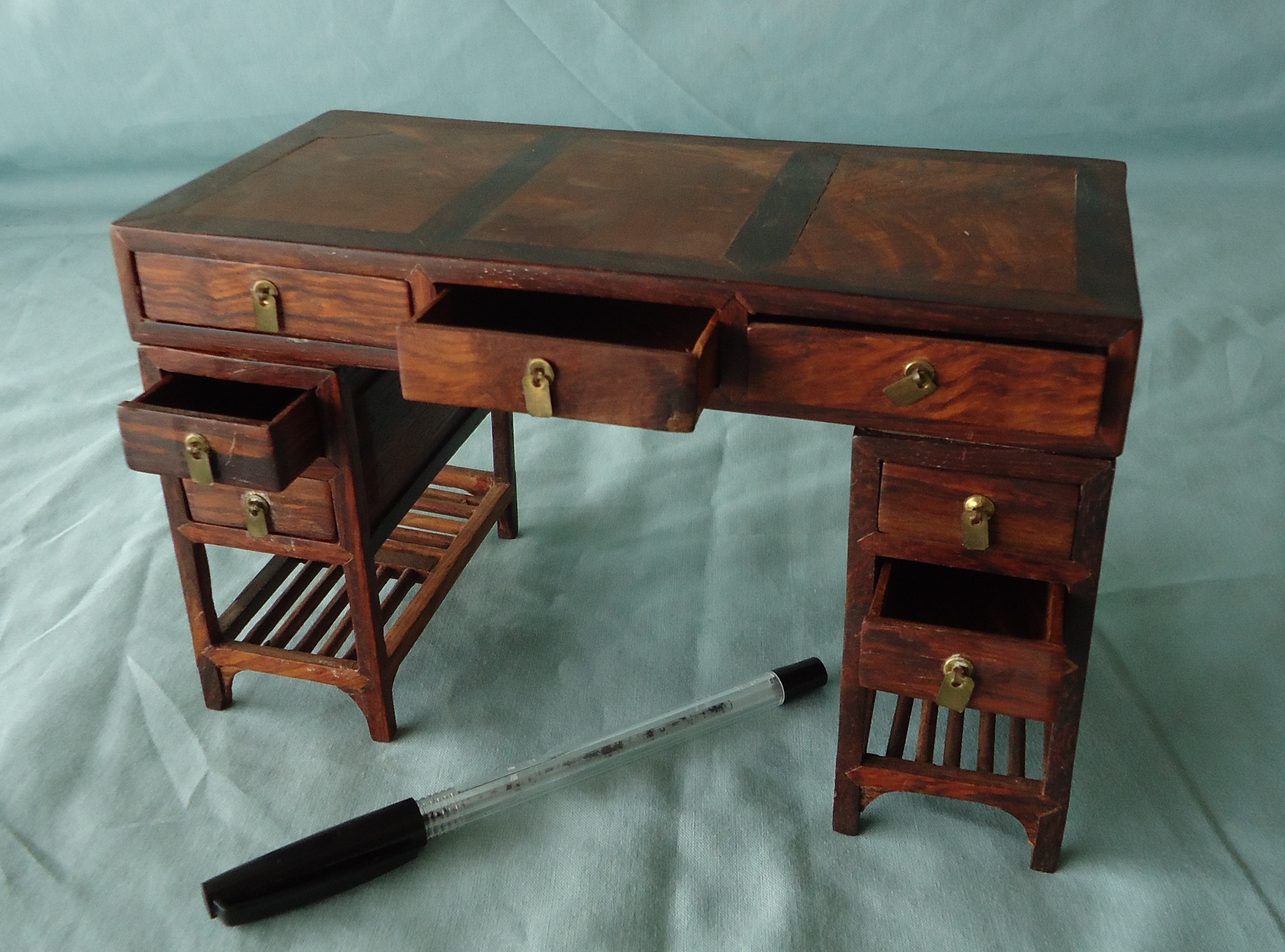 (image for) Hand Crafted office style desk, in miniature.